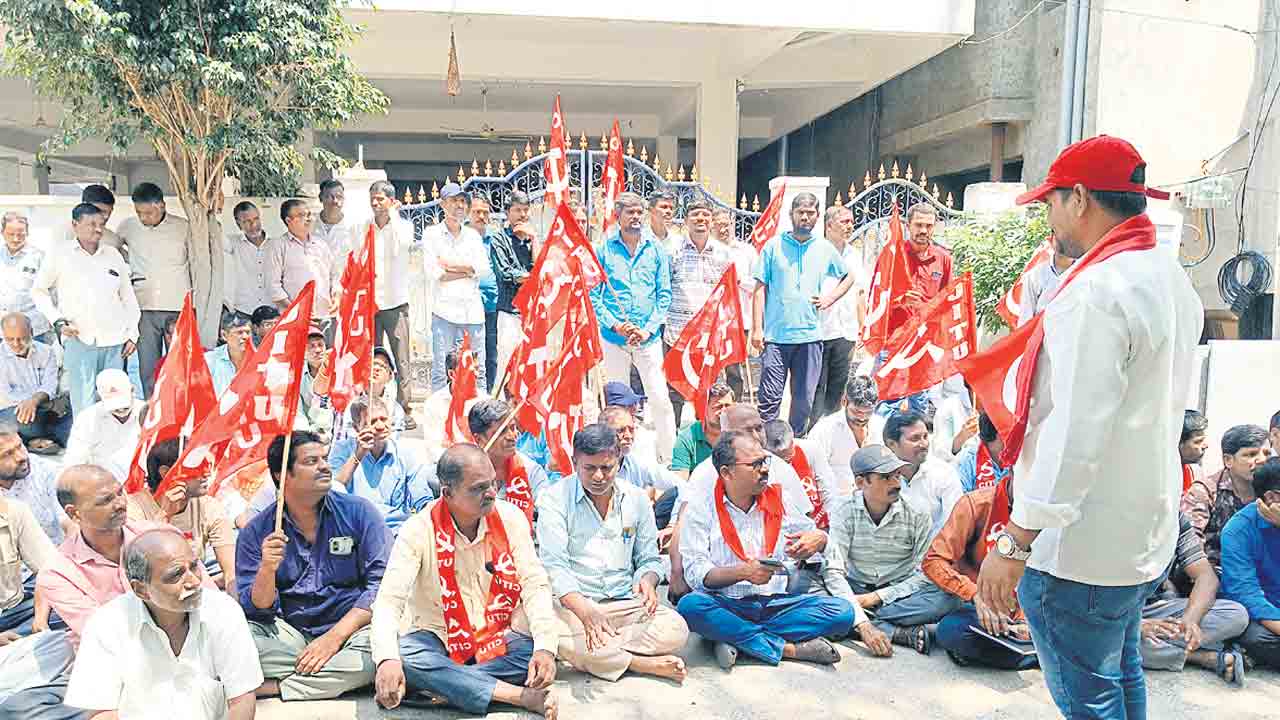 కూలి రేట్లు పెంచాలి