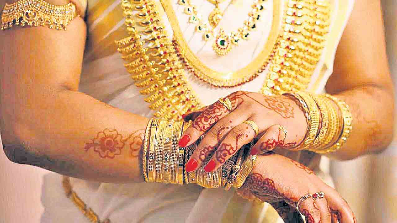 High Court | అవి ఆమె ఆస్తులు.. పెండ్లిలో పెట్టిన బంగారం, నగదు భార్యదే: హైకోర్టు