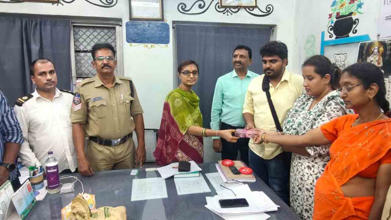 Bag | ప్రయాణికురాలికి బస్సులో మర్చిపోయిన బ్యాగు అప్పగించిన ఆర్టీసీ సిబ్బంది