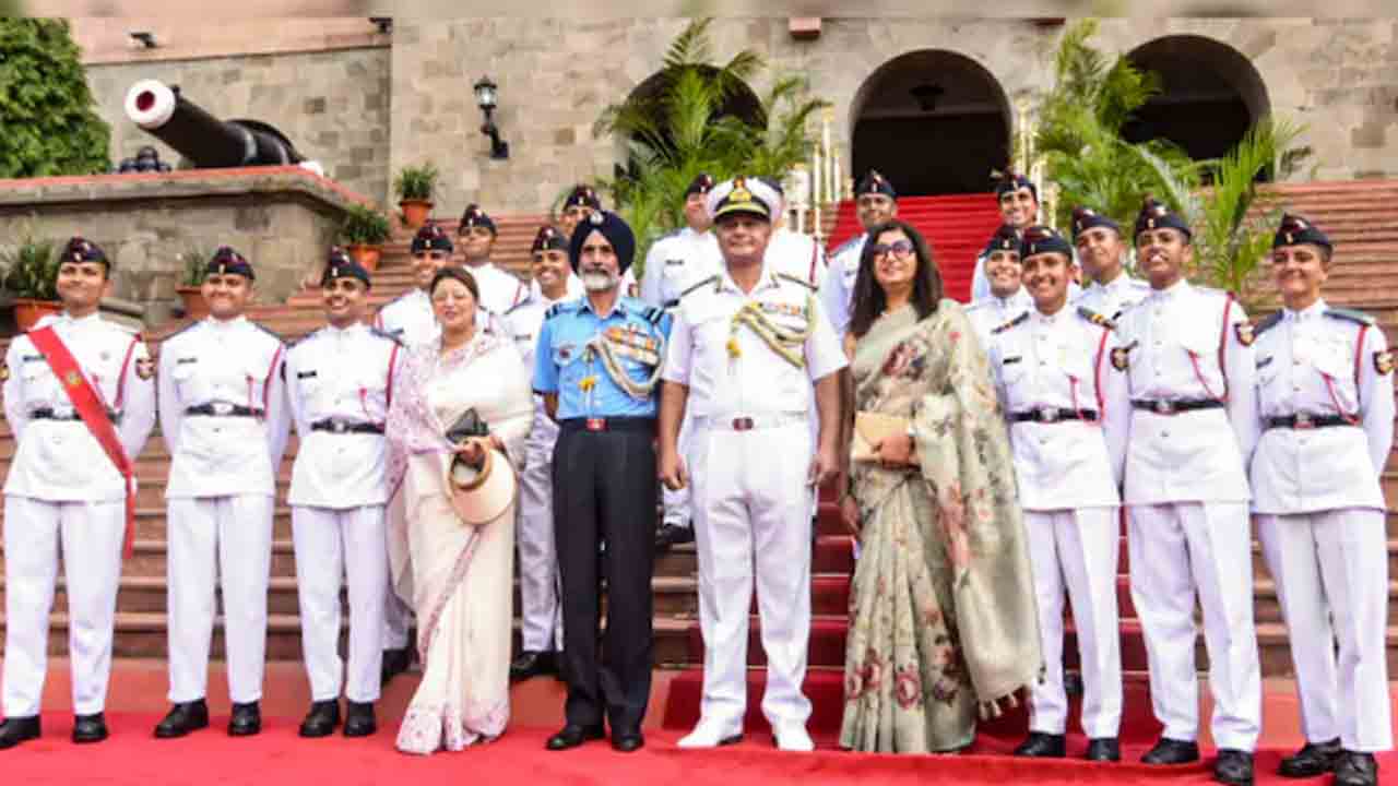 Women Cadets Graduate From NDA | చరిత్రలో తొలిసారి.. ఎన్డీయే నుంచి 17 మంది   మహిళా క్యాడెట్స్ పాస్‌అవుట్‌