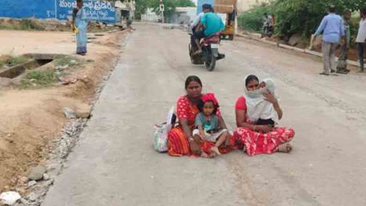 Woman farmer protests | పొలంలోకి రానీయడం లేదంటూ.. రోడ్డుపై బైఠాయించి మహిళా రైతు