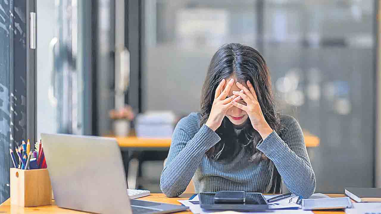 బాధ్యతల్లో బందీ!