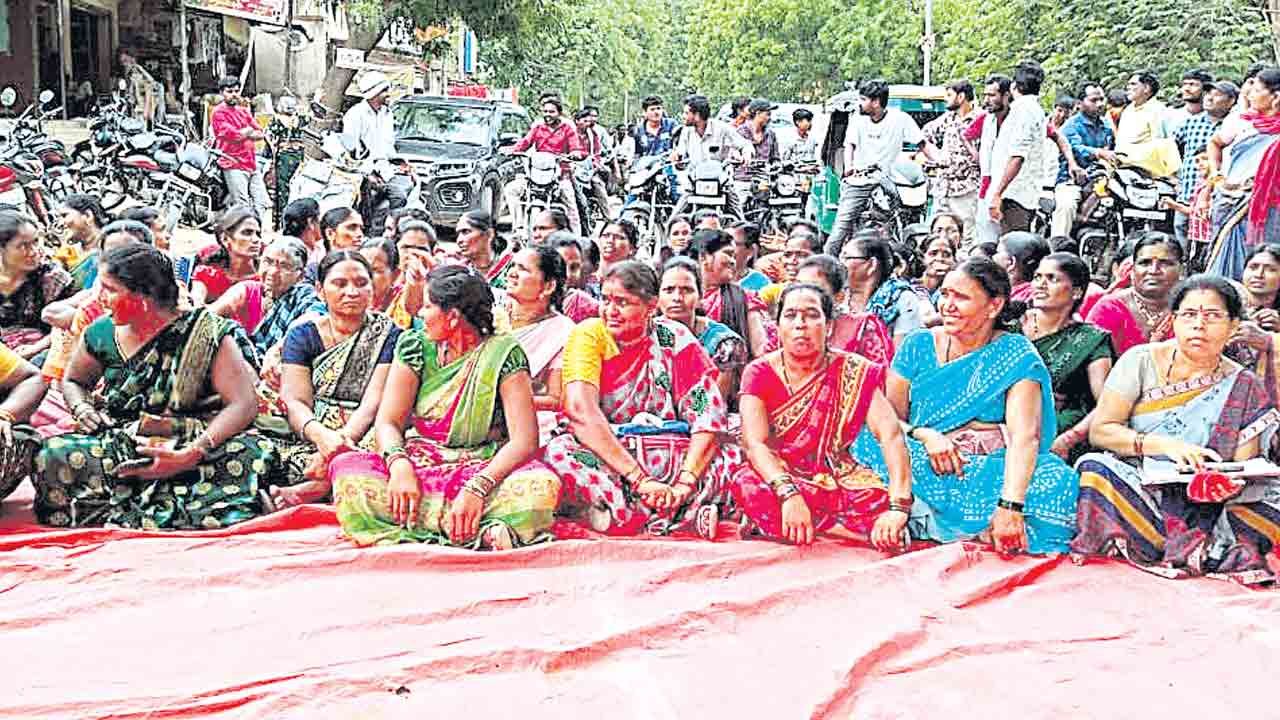 మా భవనం.. మాకే కావాలే