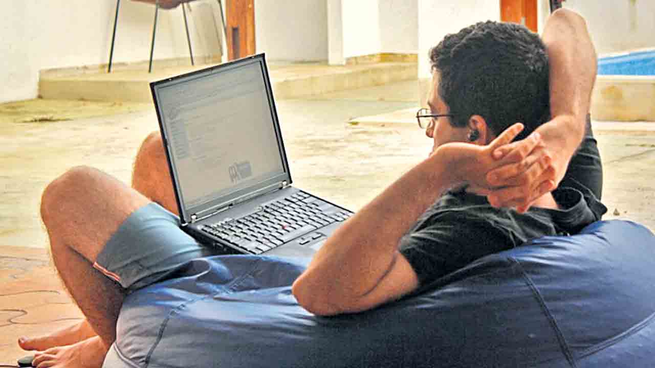 మళ్లీ ఐటీ ఉద్యోగులకు వర్క్‌ ఫ్రం హోమ్‌