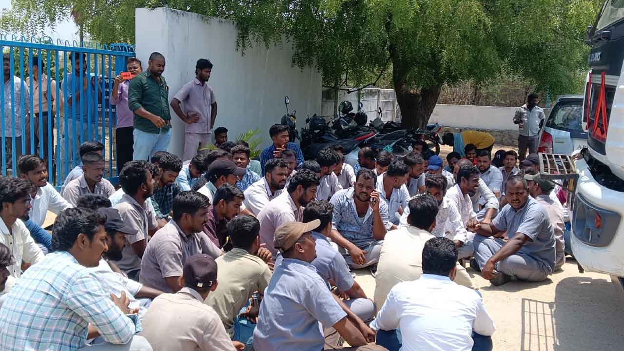 భరోసా కల్పిస్తేనే విధుల్లోకి వస్తాం.. కాటేపల్లి పీఈఎల్‌ కంపెనీ ఎదుట కార్మికుల ధర్నా