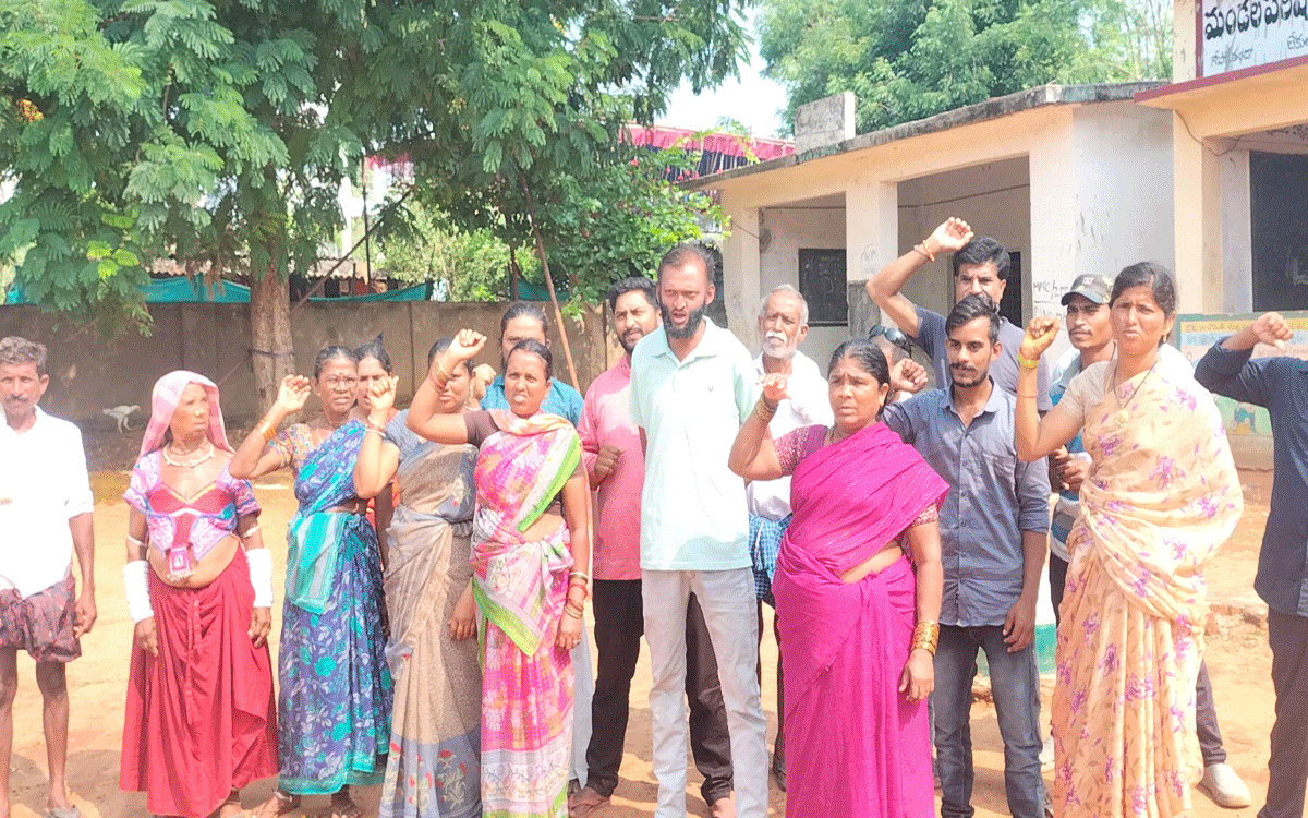 Yellandu : అర్హుల‌కే ఇందిరమ్మ ఇండ్లు ఇవ్వాల‌ని పంచాయతీ కార్యాలయం ఎదుట‌ నిరసన