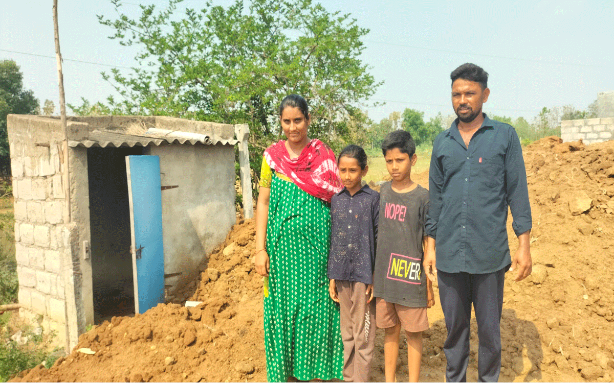 Yellandu : అర్హుల‌కే ఇందిరమ్మ ఇండ్లు ఇవ్వాల‌ని పంచాయతీ కార్యాలయం ఎదుట‌ నిరసన