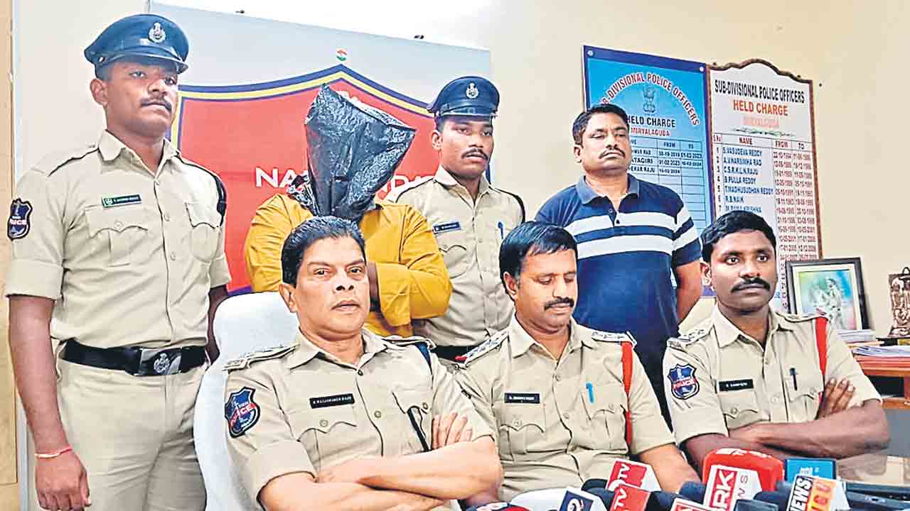 పెట్రోల్‌ బంకుల్లో మోసాలకు పాల్పడుతున్న