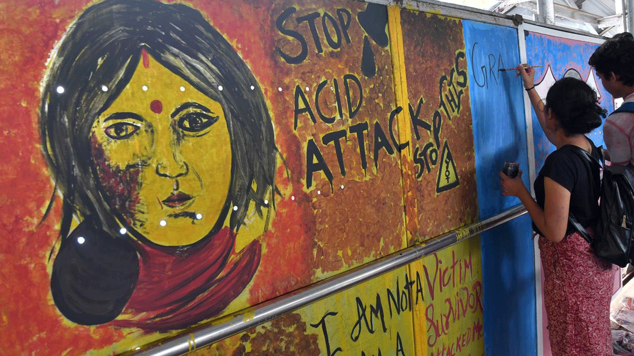 Acid Attack: భార్య‌పై టాయిలెట్ క్లీన‌ర్ యాసిడ్ చ‌ల్లిన భ‌ర్త‌.. ఎందుకంటే