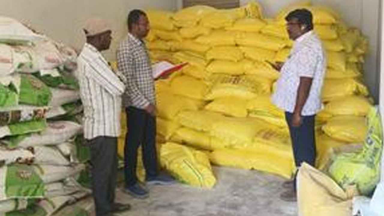 Fertilizer products | ఫర్టిలైజర్ దుకాణాలను తనిఖీ చేసిన ఏడీఏ పూర్ణచందర్ రెడ్డి
