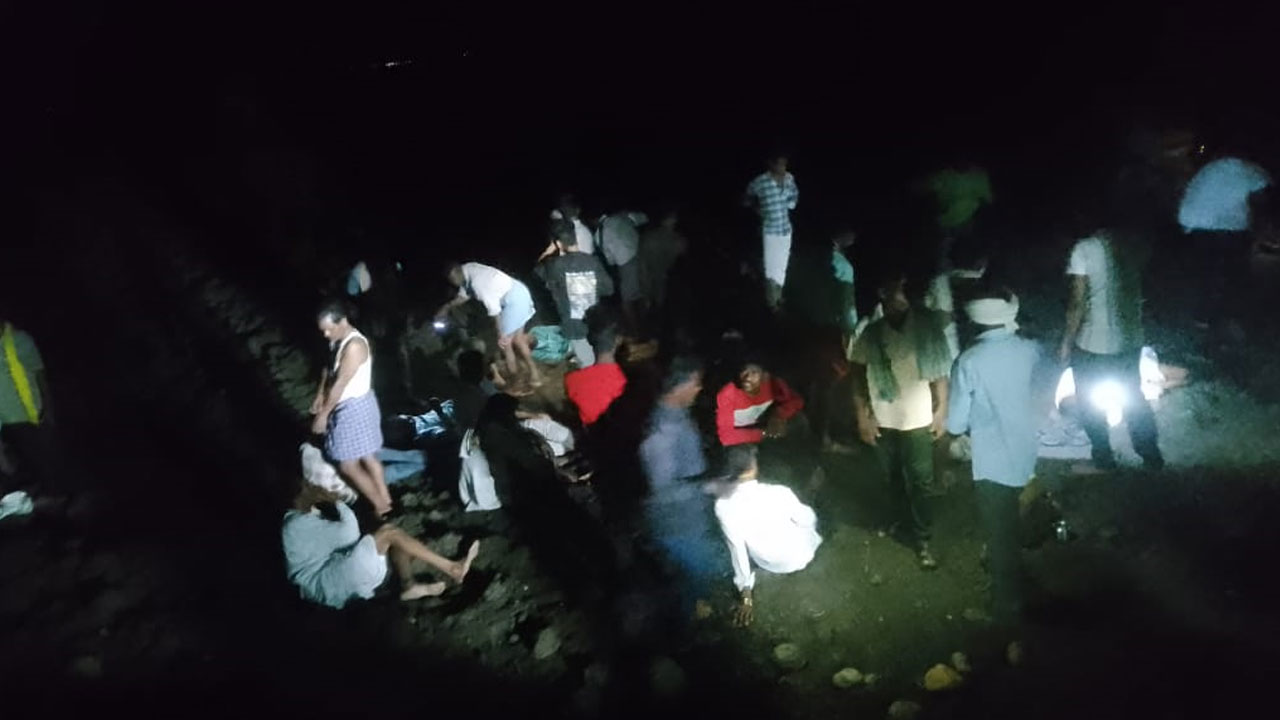 Adilabad | పెండ్లింట విషాదం.. వరుడిని తీసుకొచ్చేందుకు వెళ్లిన వ్యాన్‌ బోల్తా.. నలుగురి పరిస్థితి విషమం