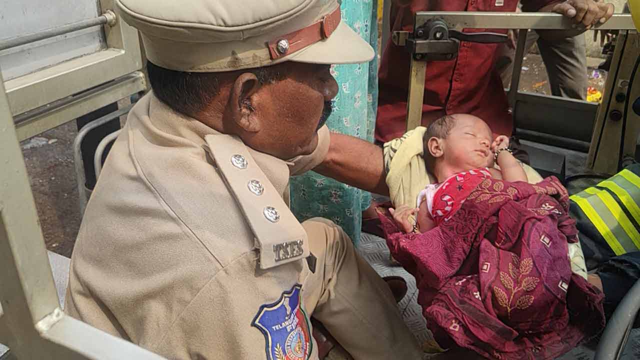 Fire Accident | అఫ్జల్‌గంజ్‌లో అగ్ని ప్రమాదం.. నెల రోజుల ప‌సికందును ప్రాణాల‌తో కాపాడిన ఫైర్ ఫైట‌ర్స్