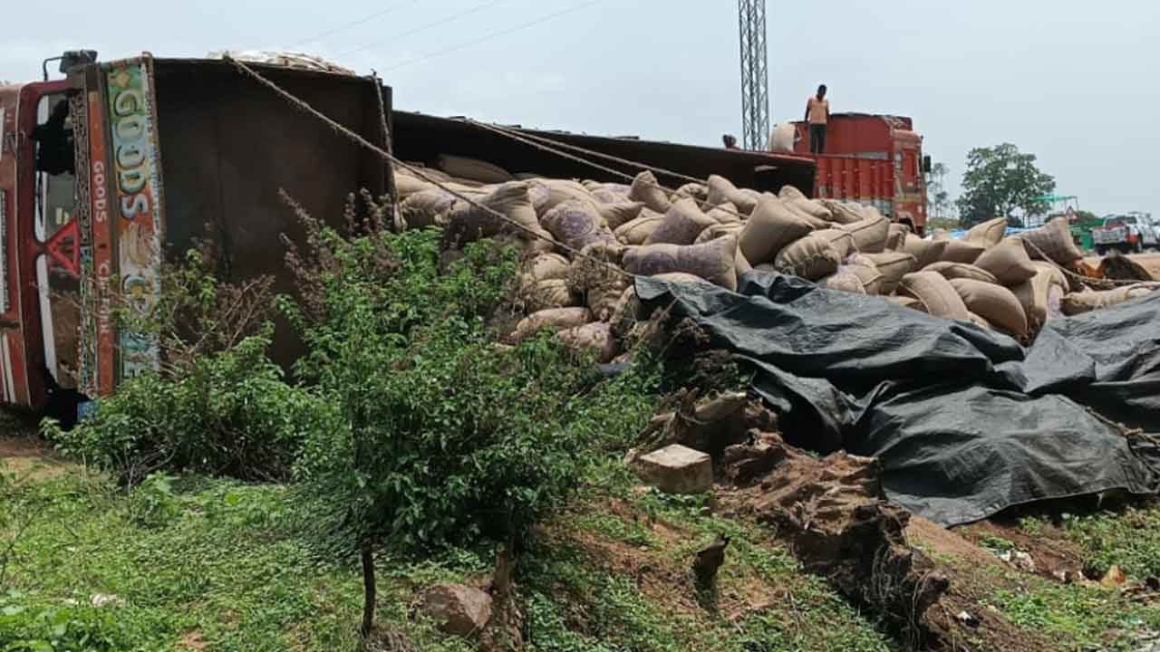 Grain lorry | అక్కన్నపేటలో ధాన్యం లారీబోల్తా