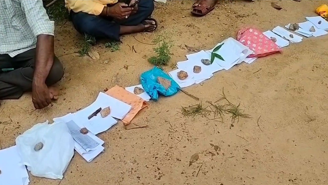 Farmers | సీజన్ ప్రారంభంలోనే కష్టాలు.. క్యూలైన్‌లో రైతుల పాసుబుక్కులు