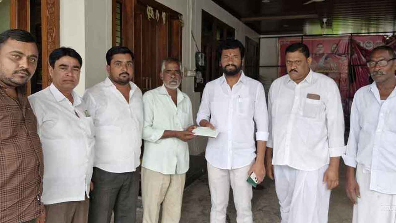 MLA Anil Jadhav | సీఎంఆర్ఎఫ్ చెక్కులు అందజేసిన ఎమ్మెల్యే అనిల్‌ జాదవ్‌