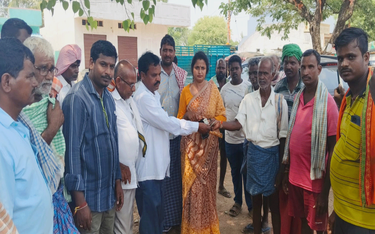 Rajapet : రైతుల వద్ద డబ్బులు వసూలు చేస్తే చర్యలు : ఏఓ పద్మజ