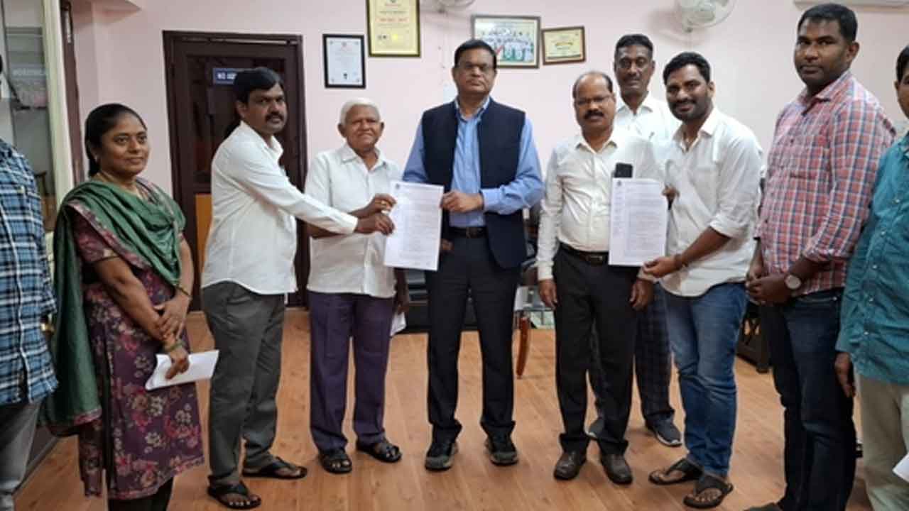Arts College | ఆర్ట్స్​‍కాలేజీలో సమస్యలు పరిష్కరించాలి కేయూ వీసీకి బోధనేతర సిబ్బంది వినతి