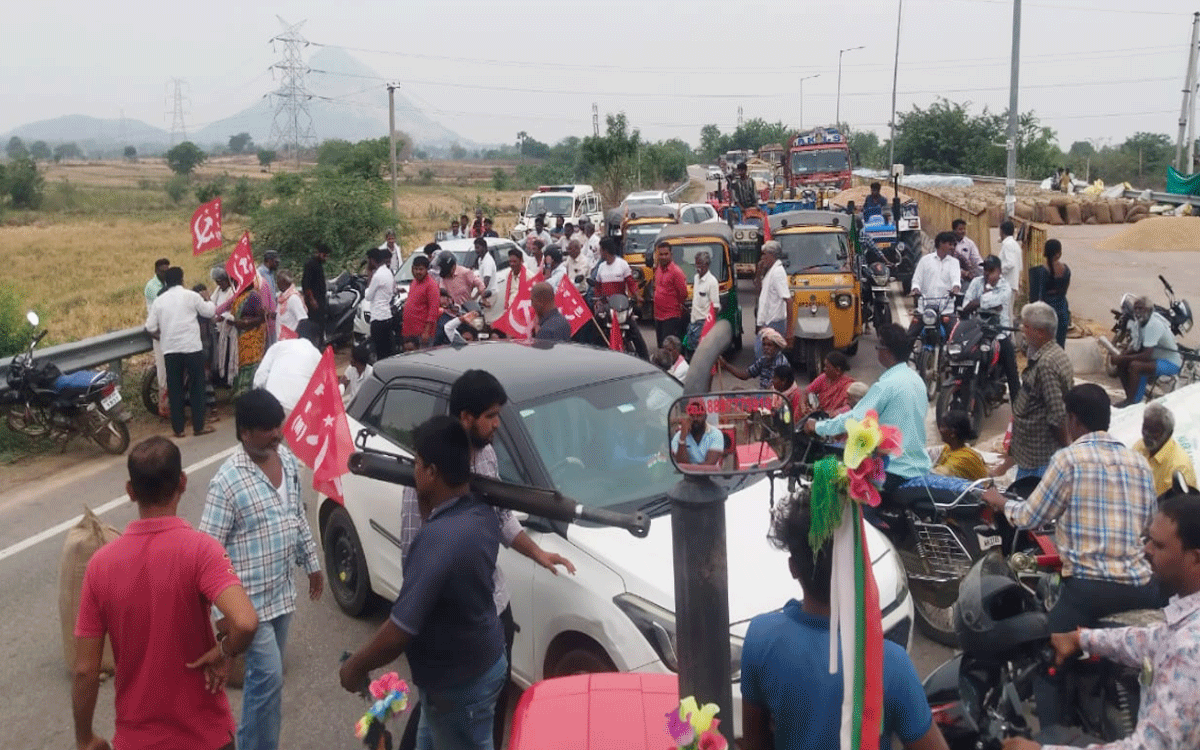 Arvapally : తడిసిన ధాన్యాన్ని కొనుగోలు చేయాలని అర్వపల్లిలో రైతుల ధర్నా