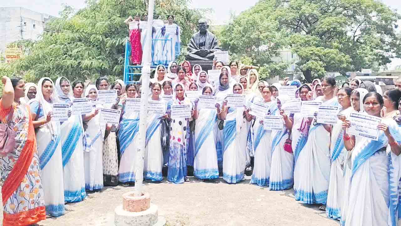 ఆశ కార్యకర్తల ధర్నా