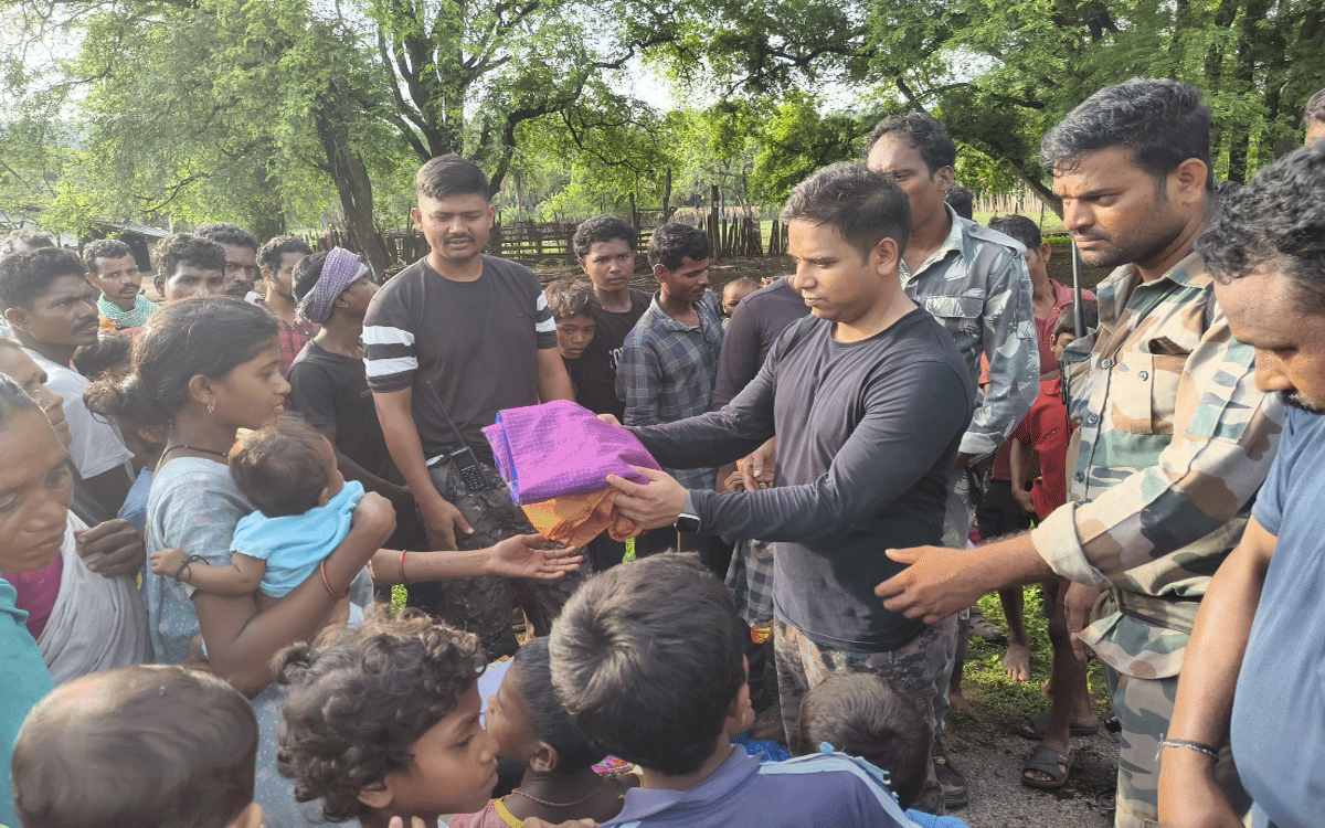 Charla : ఆదివాసీలకు పోలీస్ శాఖ అండ : ఏఎస్పీ విక్రాంత్ కుమార్‌సింగ్‌