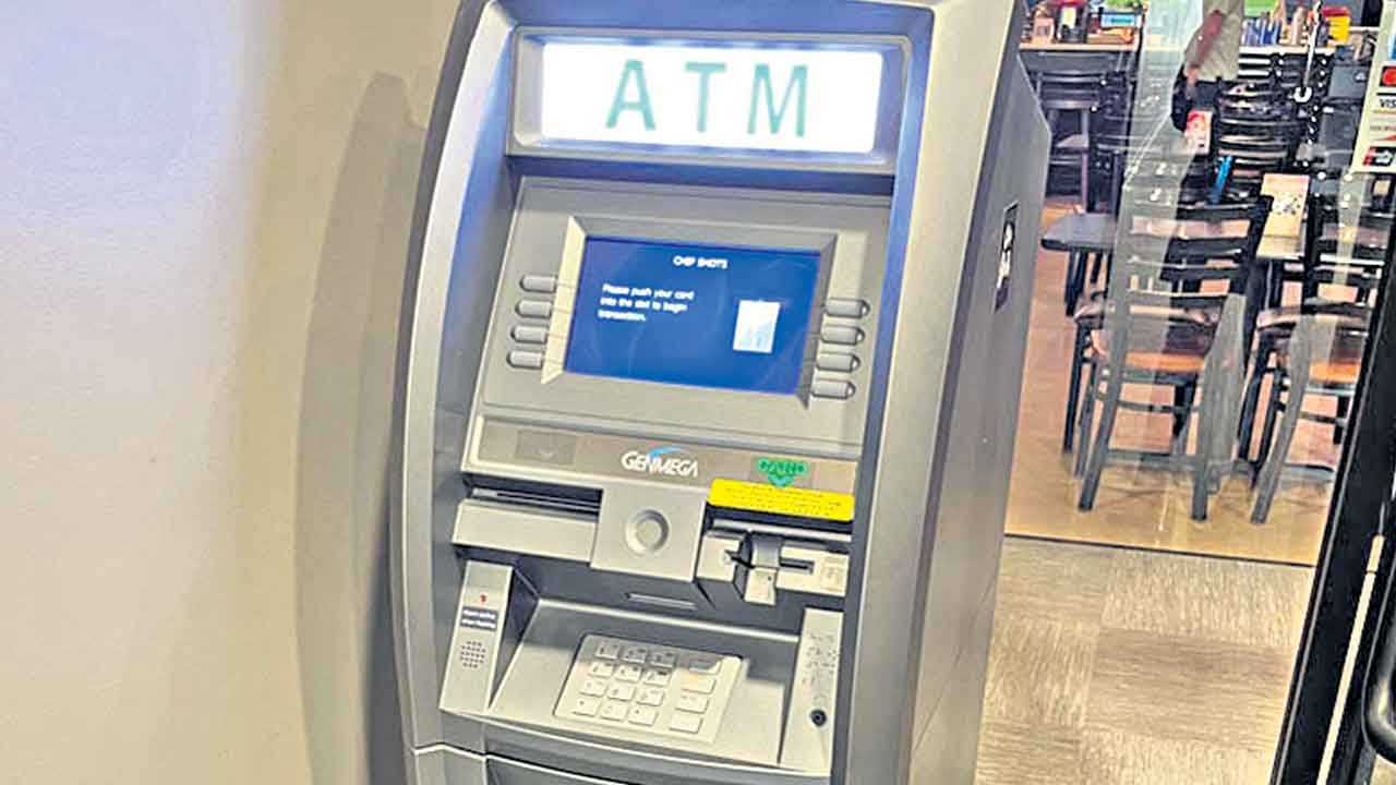 ఏటీఎంల మూత ఉత్తదే.. సేవలు యథావిధిగా నడుస్తున్నాయన్న బ్యాంకులు