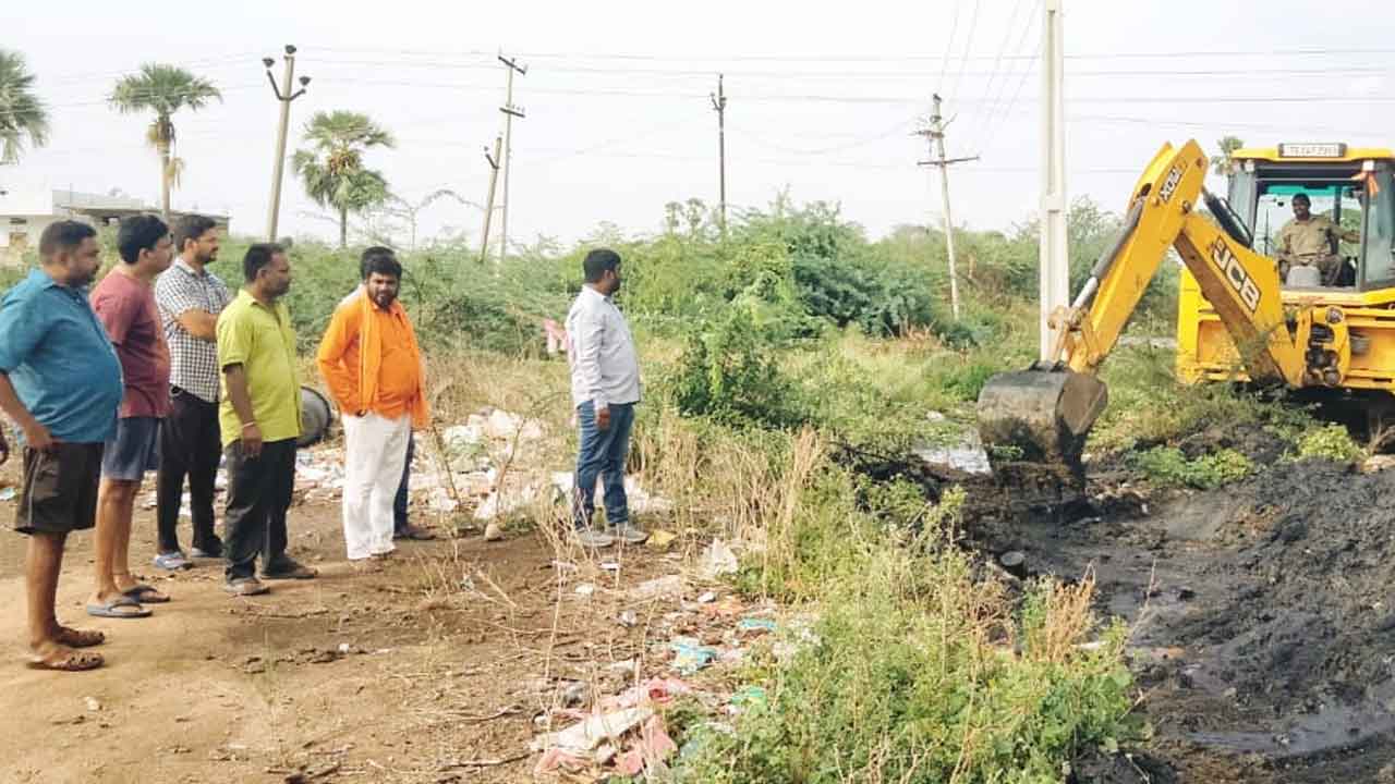 Gadde Babu | పారిశుద్ధ్య పనులు ఎప్పటికప్పుడు నిర్వహించాలి : కార్పొరేటర్ గద్దె బాబు