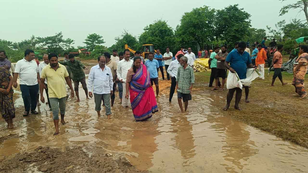 Bade Nagajyoti | తడిసిన ధాన్యాన్ని వెంటనే కొనుగోలు చేయాలి : బడే నాగజ్యోతి