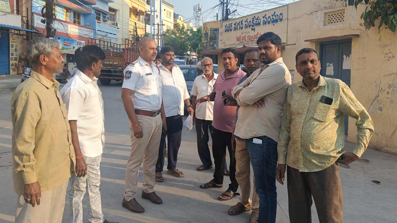 రోడ్లపై అక్రమంగా వాహనాలు పార్కింగ్ చేస్తే కేసులు నమోదు చేస్తాం: బాలానగర్‌ ట్రాఫిక్‌ ఇన్‌స్పెక్టర్‌