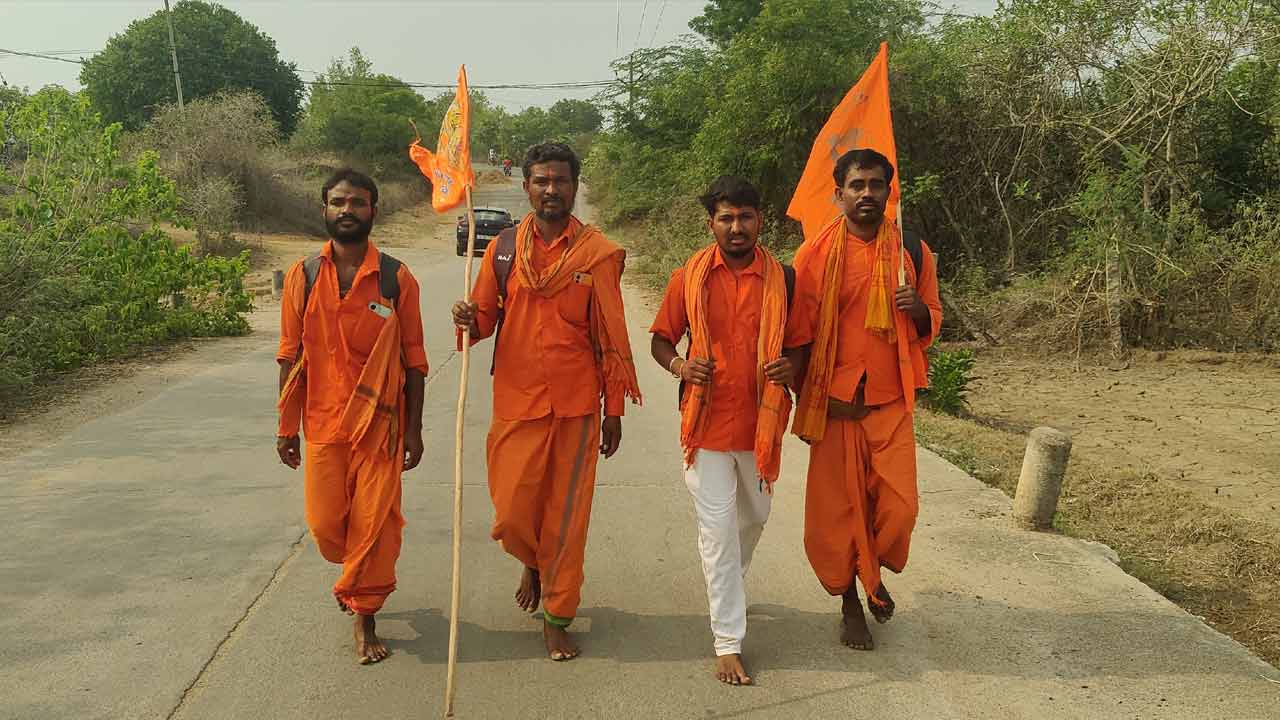 Basantapuram | కొండగట్టుకు పాదయాత్రగా బసంతపురం హనుమాన్ మాలధారణ భక్తులు