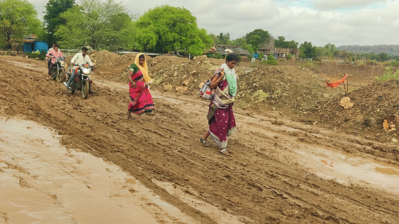 Bazarhathnoor | చినుకు పడితే చిత్తడే.. ప్రయాణికులకు తప్పని తిప్పలు