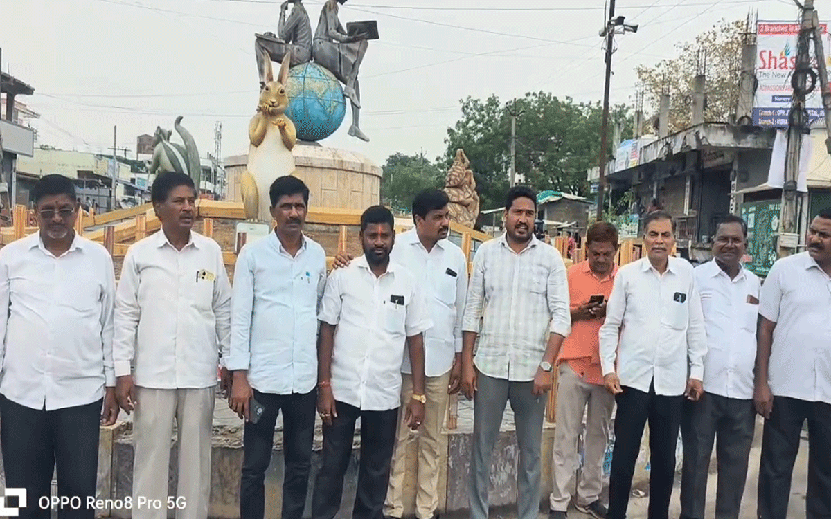 Miryalaguda : మిర్యాలగూడలో కూడలి వెడల్పు తగ్గించాలని ధర్నా