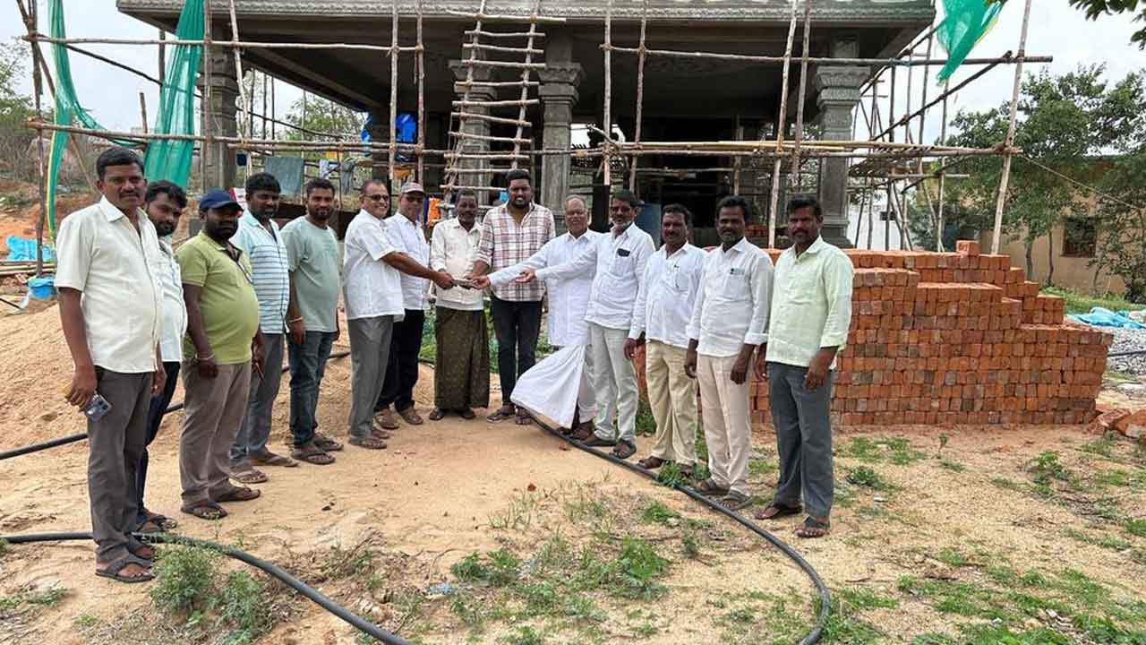 Beerappa temple | బీరప్ప ఆలయానికి విరాళం అందజేసిన బీఆర్ఎస్ నాయకుడు