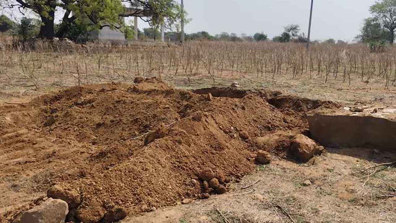 Rangareddy | వేముల్ నర్వలో అర్ధ రాత్రి తవ్వకాలు.. గుప్తనిధుల కోసమనే అనుమానాలు