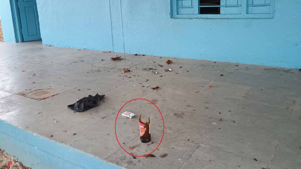 Junior College | జూనియర్ కళాశాల ఆవ‌ర‌ణ‌లో బీర్ బాటిల్స్ ప్ర‌త్య‌క్షం..