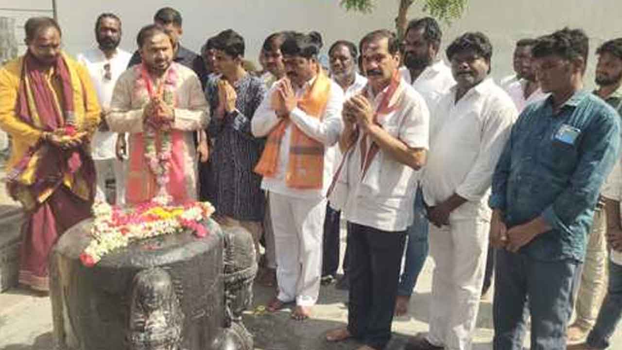 Warangal fort | కోటను సందర్శించిన రాజు కమల్ చంద్ర భంజ్ దేవ్ కాకతీయ