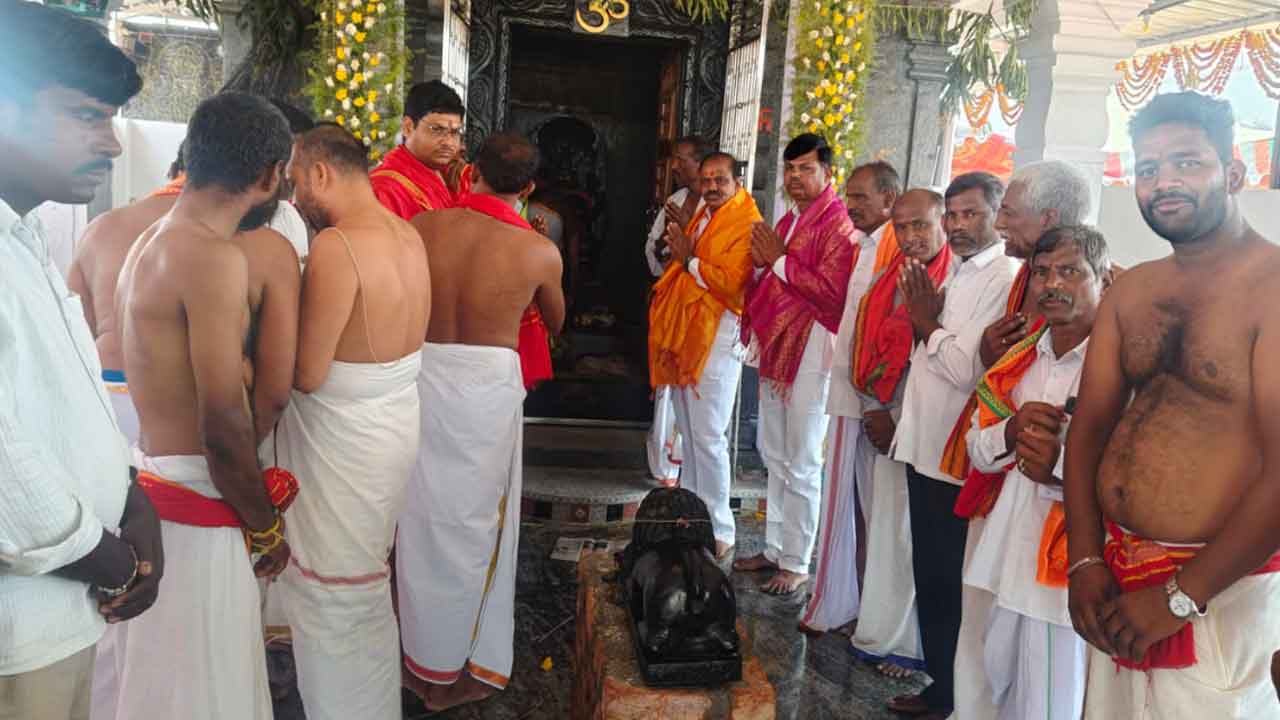 Renuka Yellamma temple | రేణుక ఎల్లమ్మ ఆలయంలో మాజీ ఎమ్మెల్యే భూపాల్‌రెడ్డి పూజలు