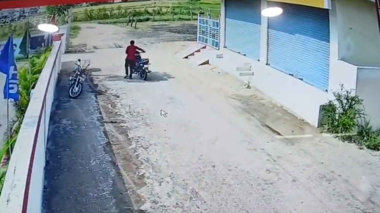 Ramayampet | రామాయంపేట పట్టణంలో పట్టపగలే బైక్‌ చోరీ.. పోలీసులకు ఫిర్యాదు