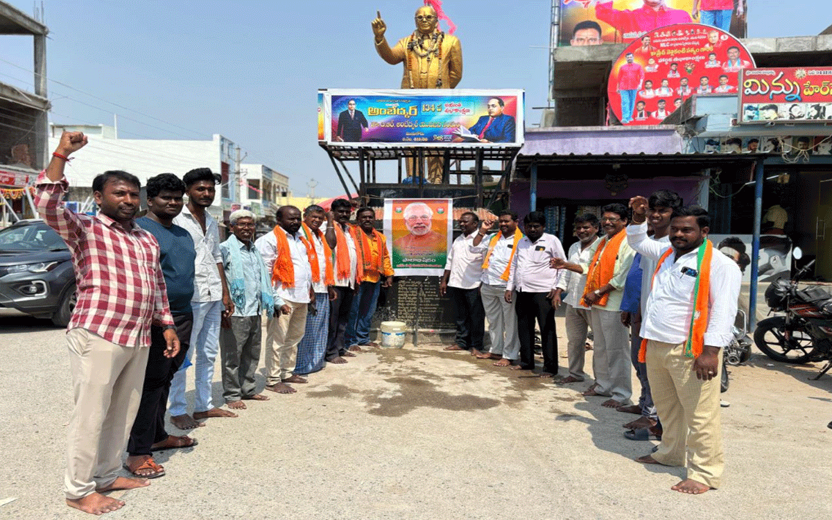 Munugode : మునుగోడులో ప్రధాని మోదీ చిత్రపటానికి క్షీరాభిషేకం