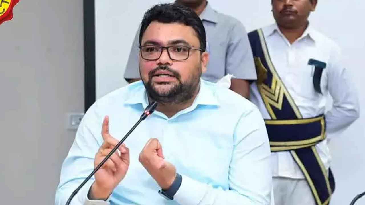 Collector Santosh | సేకరించిన ధాన్యానికి వెంటనే చెల్లింపులు చేయాలి : కలెక్టర్ సంతోష్