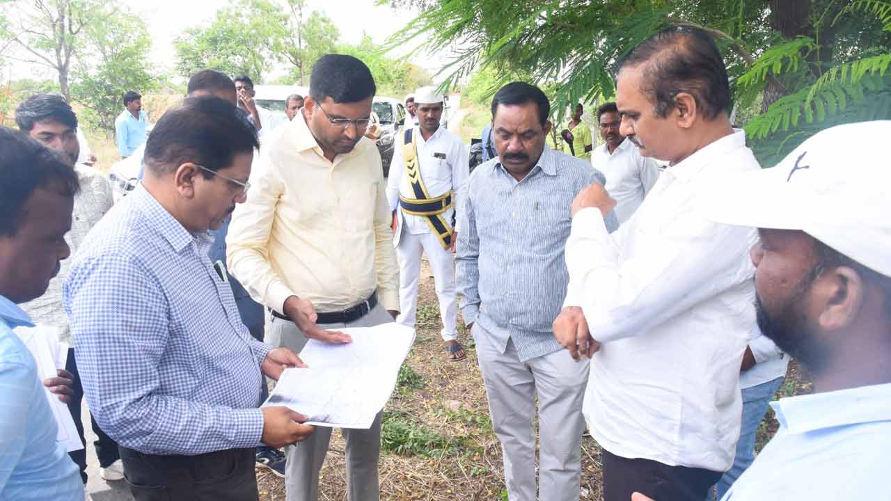 Gadwal | జ‌వ‌హ‌ర్ నెట్టెంపాడు లిఫ్ట్ భూసేక‌ర‌ణ ప‌నుల‌ను ప‌రిశీలించిన జిల్లా క‌లెక్ట‌ర్