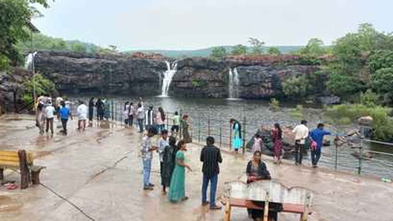 Bogotha Waterfall | బొగతలో పర్యాటకుల సందడి