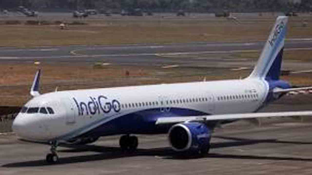 bomb threat | ఆ విమానాన్ని పేల్చేస్తాం.. ముంబై ఎయిర్‌పోర్ట్‌కు బెదిరింపు కాల్‌