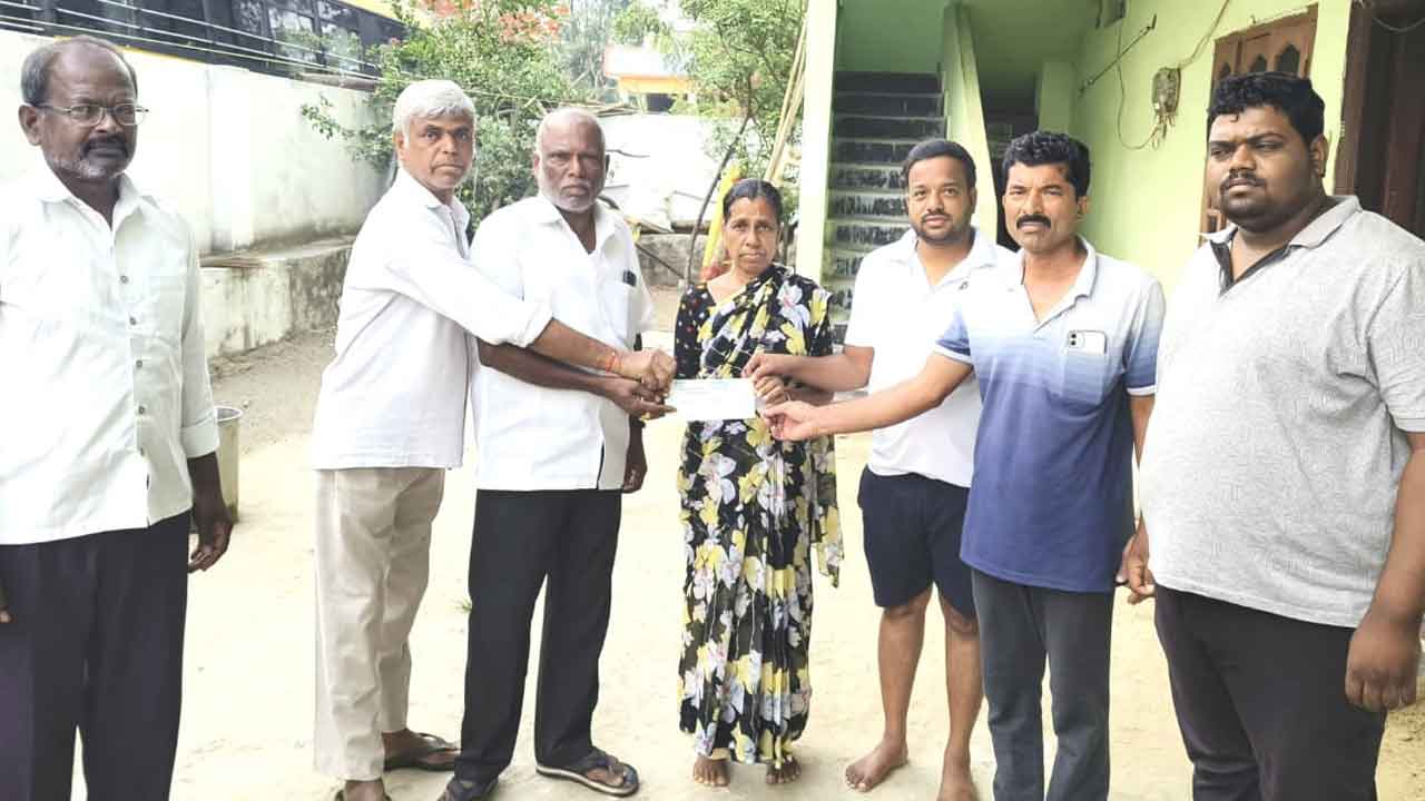 CMRF | సీఎంఆర్‌ఎఫ్‌ చెక్కును అందజేసిన బీఆర్‌ఎస్‌ నాయకులు