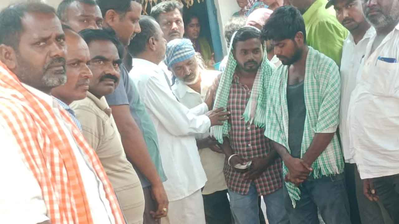 BRS | బాధిత కుటుంబానికి ఆర్థిక సాయం అందజేసిన బీఆర్‌ఎస్‌ నాయకులు