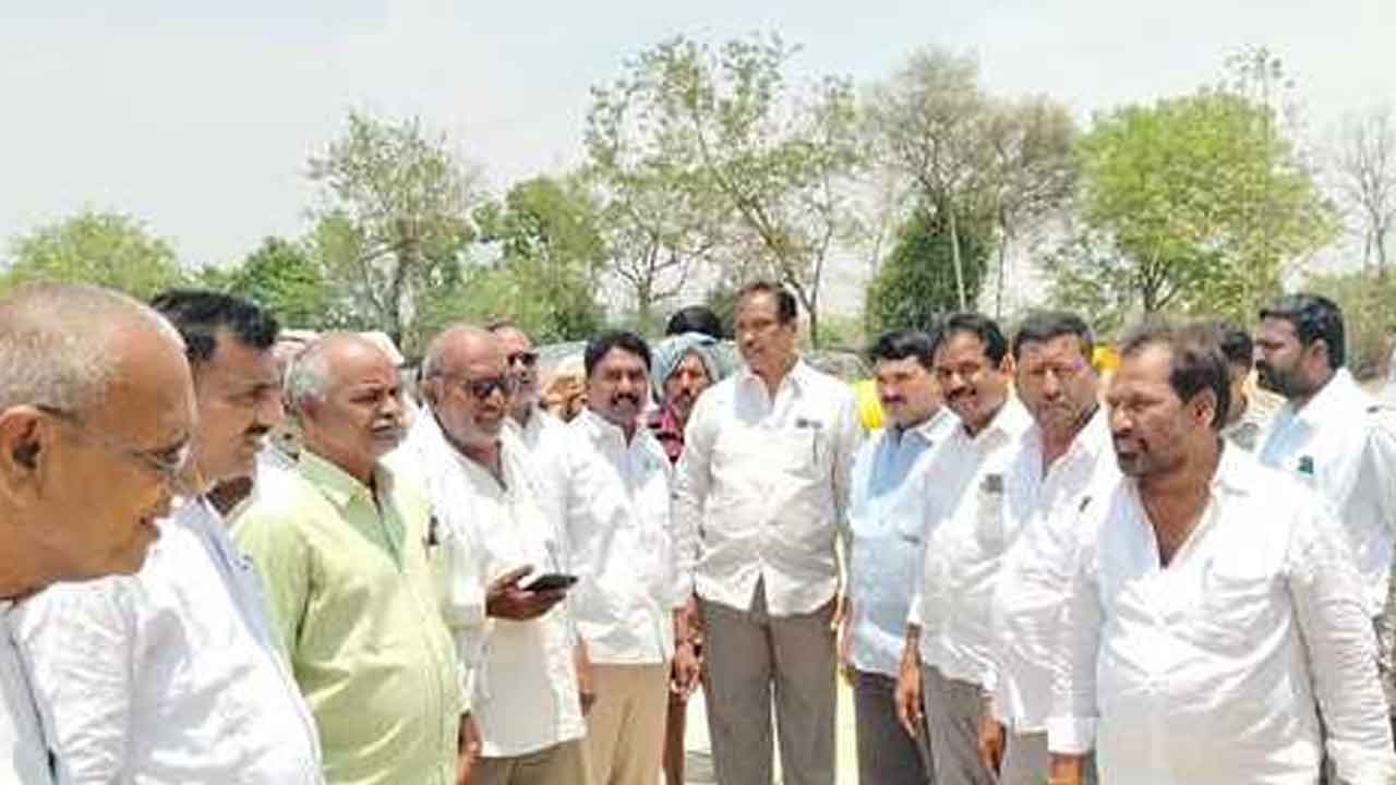 BRS | ధాన్యాన్ని రైస్‌ మిల్లులకు తరలించాలని బీఆర్‌ఎస్‌ నాయకుల ఆందోళన