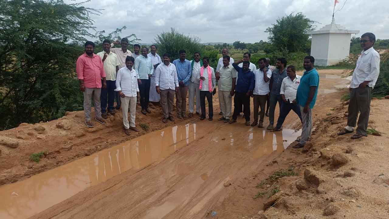 BRS party | రోడ్డును త్వరగా పూర్తి చేయాలని బీఆర్ఎస్ పార్టీ నాయకుల నిరసన