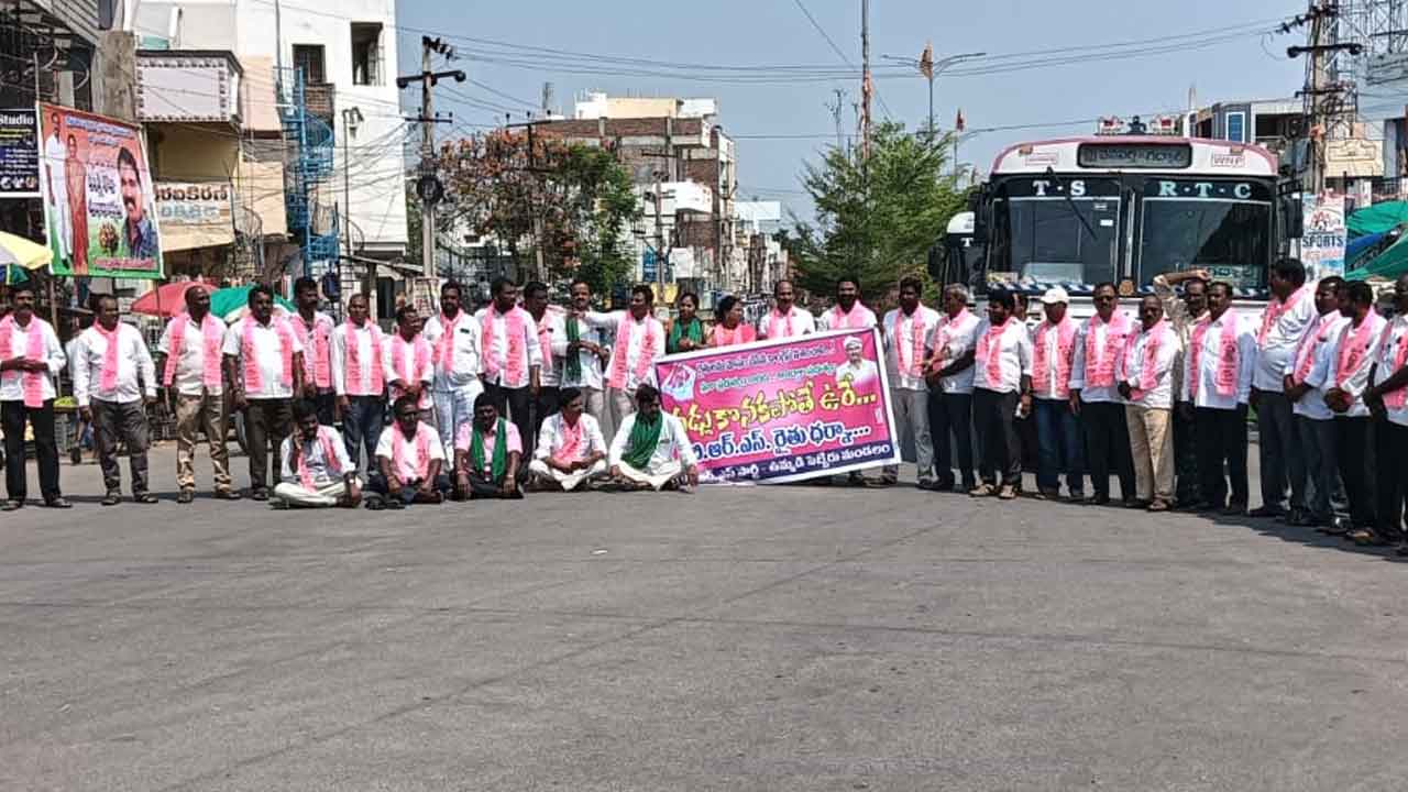 రైతులు వరిగోస పడ్తుండ్రు