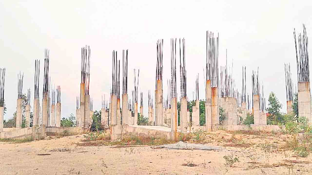 అసంపూర్తిగా ఐవోసీ భవనాలు