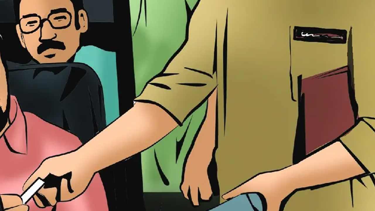 Rayadurgam | టికెట్‌ తీసుకోమన్నాడని కండక్టర్‌పై ఆకతాయిల దాడి..