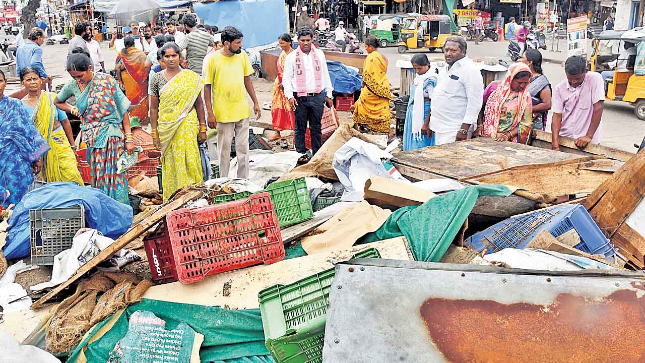చిరు వ్యాపారులపై ప్రతాపం